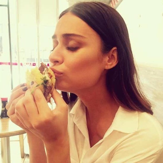 Thaila Ayala é assumidamente apaixonada por hambúrguer (Foto: reprodução/Instagram)