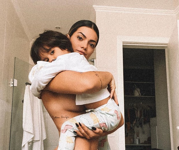 Kelly Key posa nua com o filho Artur (Foto: Reprodução do Instagram)