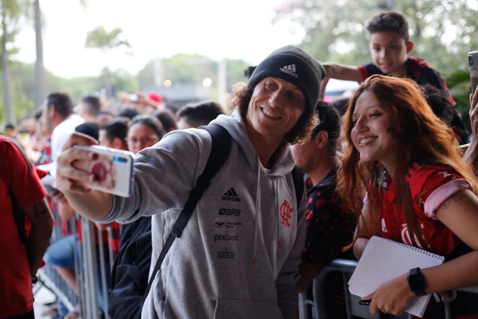 David Luiz tira foto com torcedores no hotel onde o Flamengo ficará concentrado — Foto: Gilvan de Souza/Flamengo