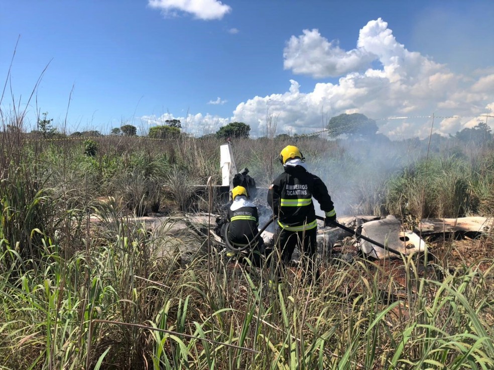 Avião pegou fogo logo após cair em Porto Nacional — Foto: Corpo de Bombeiros/Divulgação