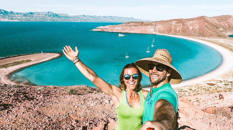 Collette e Scott Stohler viajam vendendo posts para hotéis e empresas de turismo (Foto: Reprodução/Instagram/romaroo)