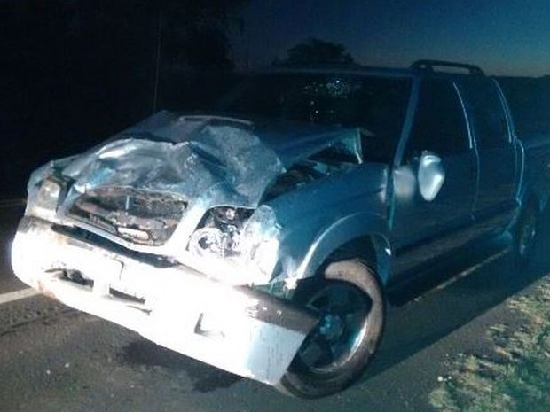 Caminhonete ficou com a frente bastante danificada  (Foto: Integração FM/ Divulgação)