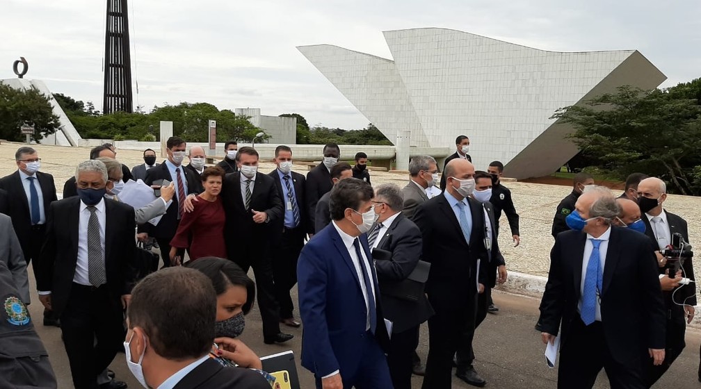 Presidente Jair Bolsonaro atravessa Praça dos Três Poderes a pé acompanhado de empresários e ministros — Foto: Guilherme Mazui/G1