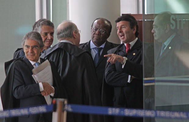 Ministros do Supremo conversam do lado de fora do plenário, antes do início de sessão do julgamento do mensalão (Foto: André Coelho / Agência O Globo)
