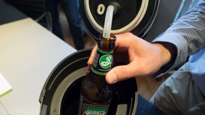 Máquina extrai cerveja de garrafa usando pressurização e ondas sonoras (Foto: Reprodução/Indiegogo)