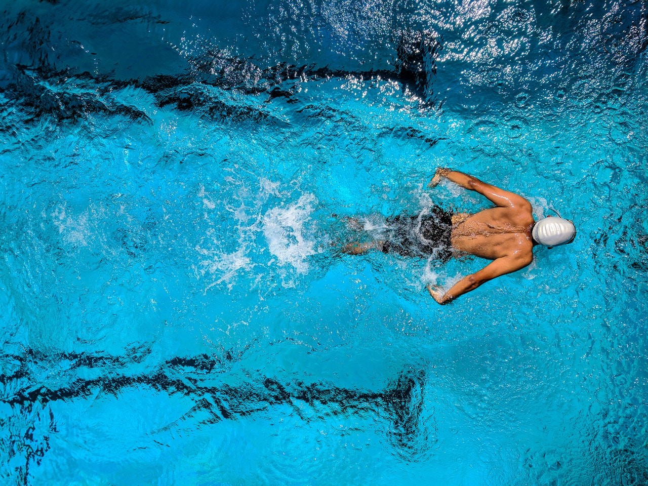A natação se torna um exercício ainda mais seguro, já que produtos químicos, como o cloro, inativam o vírus em 30 segundos (Foto: Pexels / Guduru Ajay bhargav / Creative Commons)