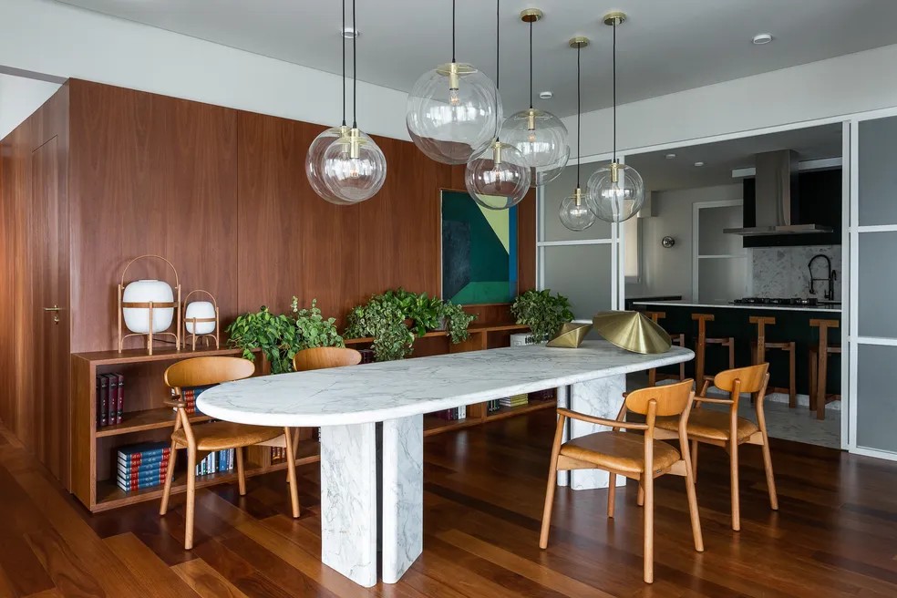 Depois de ouvir os desejos do cliente, projeto do escritório Um Design Studio teve mesa de jantar especialmente desenhada para o espaço — Foto: Israel Gollino/Divulgação