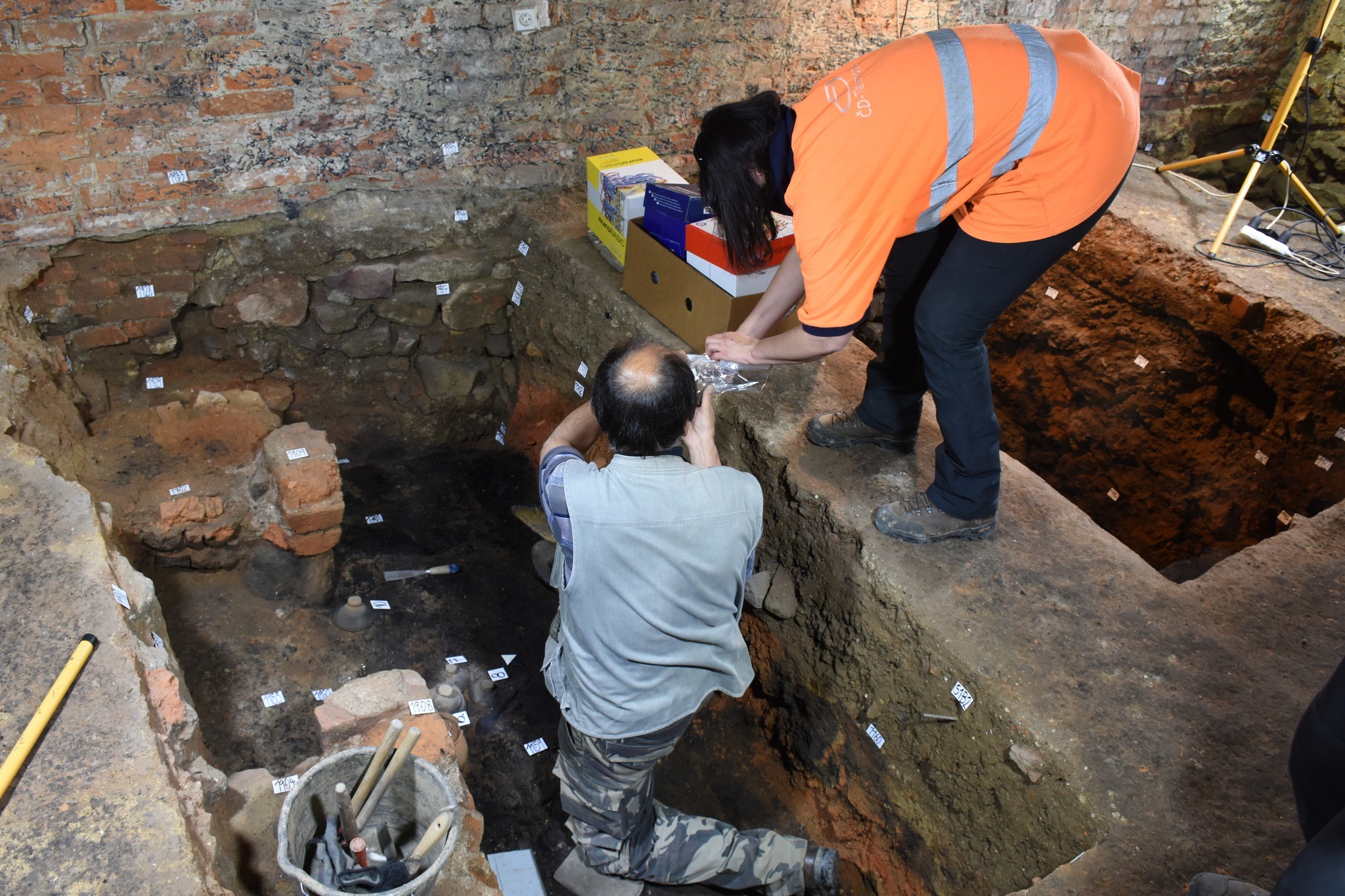 Arqueólogos descobriram potes de cerâmica intactos durante a investigação na cozinha  (Foto: Národní památkový ústav/Facebook/Reprodução)
