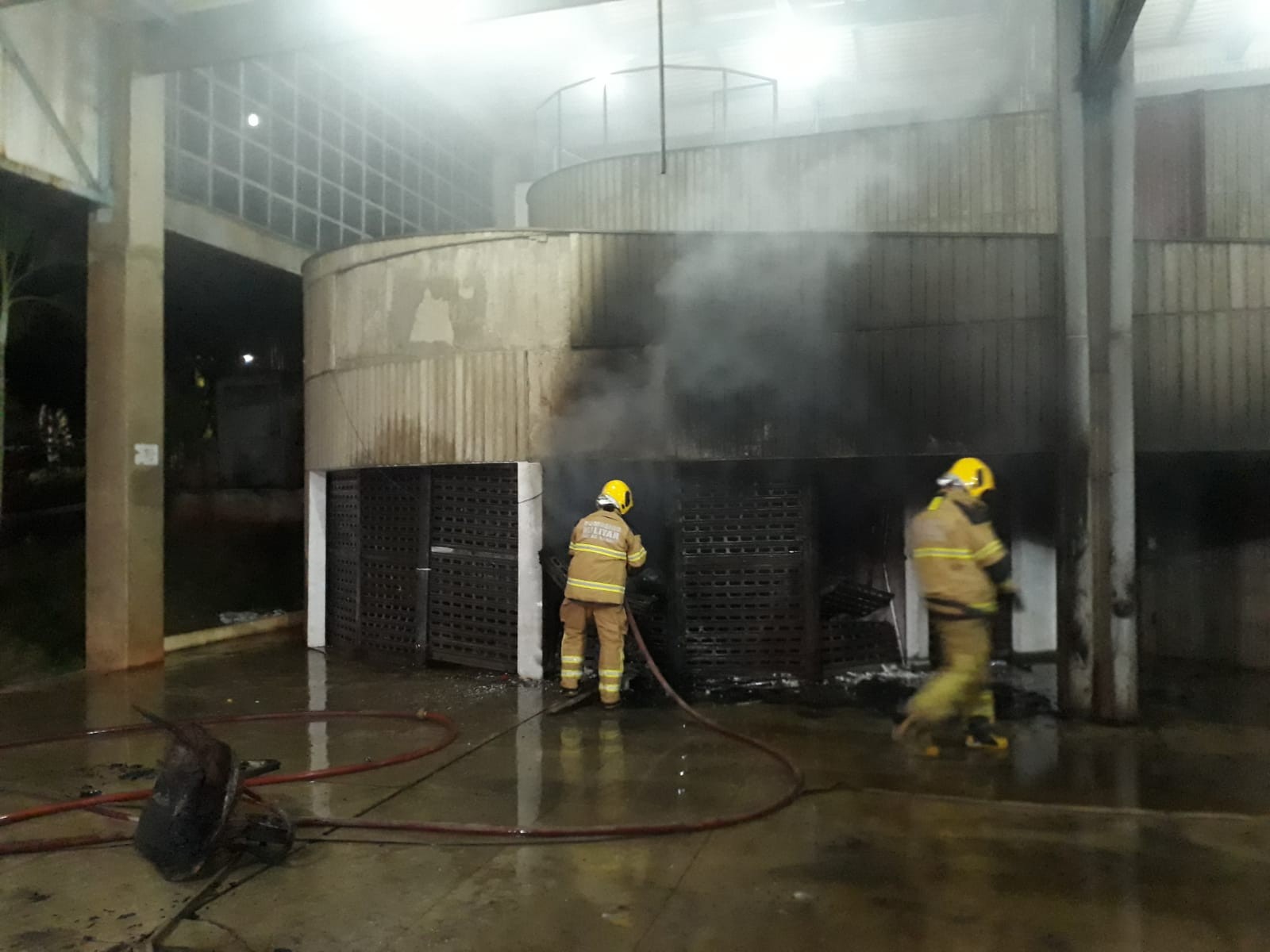 Bombeiros combatem incêndio no Terminal Rodoviário de Arcos