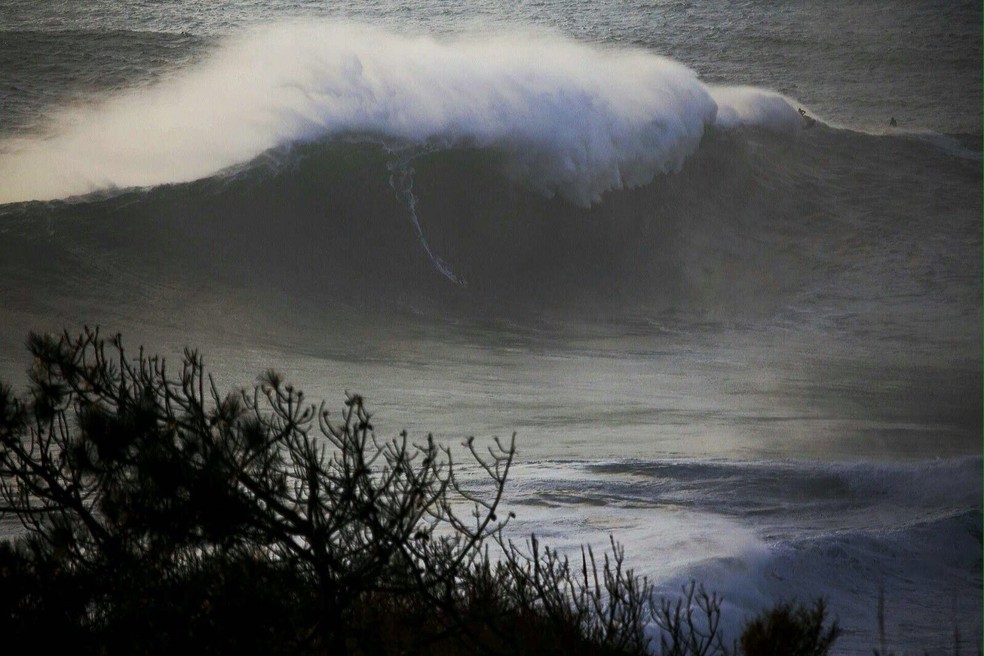 Onda de Carlos Burle, vista por outro ângulo em Nazaré, Portugal — Foto: André Botelho