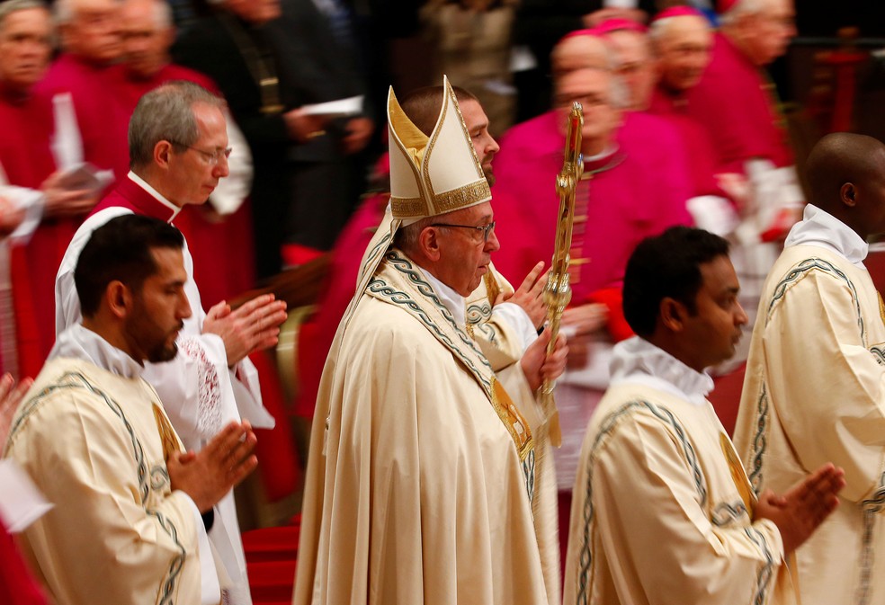 Papa Francisco chega para a homília na Basílica de São Pedro, no Vaticano (Foto: Tony Gentile/Reuters)