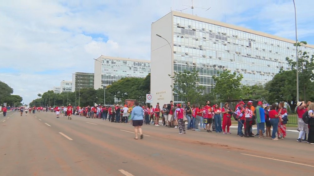 Público enfrenta longa fila para acessar Esplanada dos Ministérios, em Brasília, e acompanhar posse de Lula — Foto: TV Globo/Reprodução
