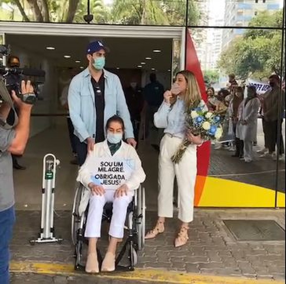 Mãe do humorista deixou o hospital em SP após sete meses de internação por complicações da Covid — Foto: Instagram/ Reprodução