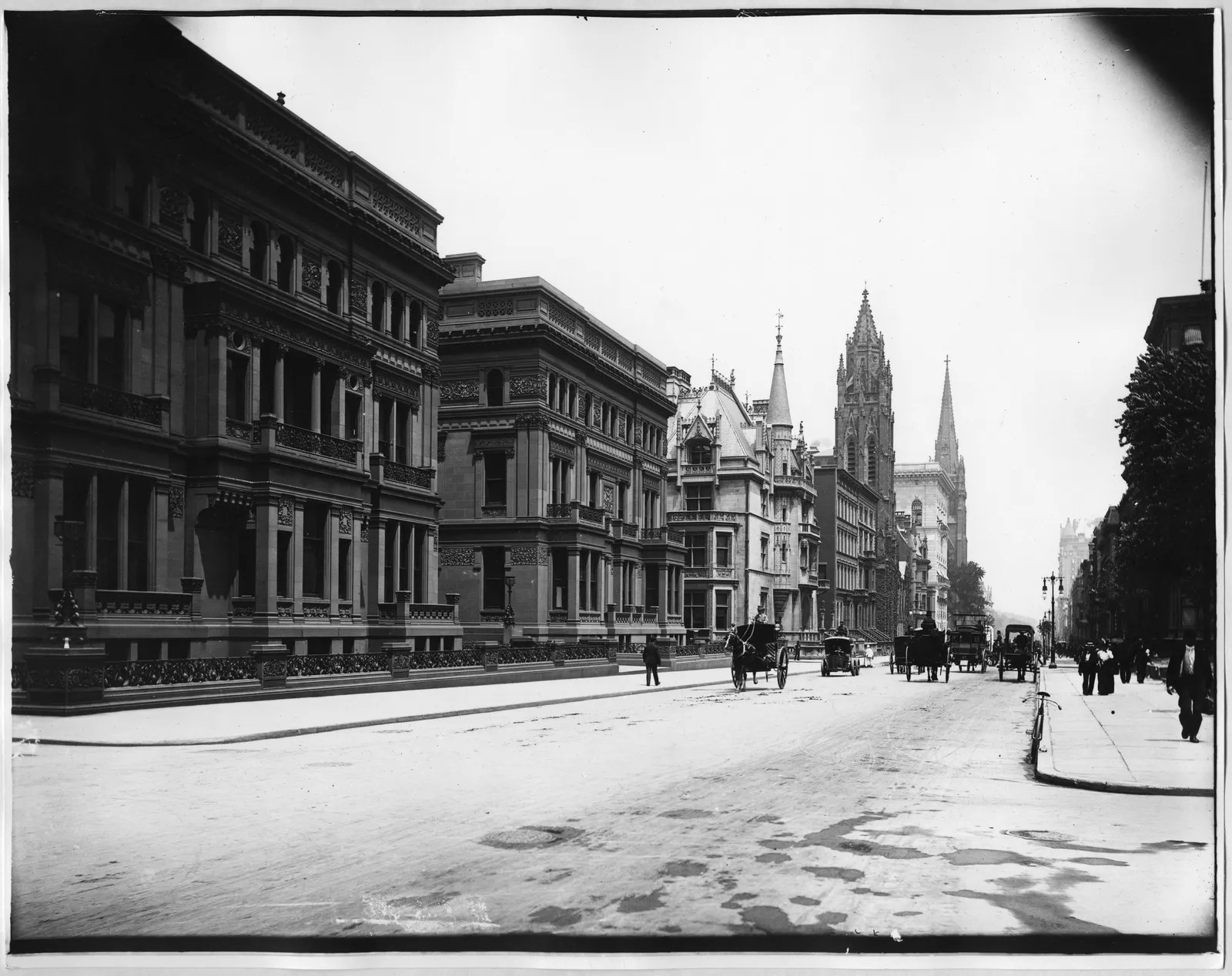 Vanderbilt mansions on Fifth Avenue, New York, New York, 1895. The Petit Chateau on 660 Fifth Avenue and part of the Triple Palace are visible (Foto: Reprodução/ The New York Historical Society)