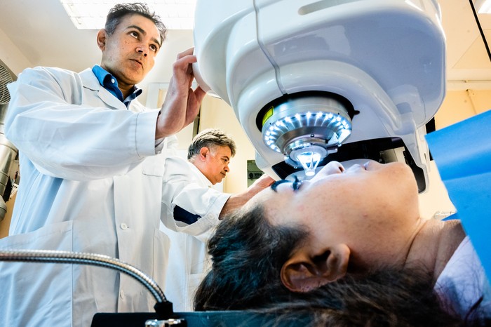 Em um estudo piloto, o implante restaurou a visão de 20 pessoas com córneas doentes (Foto: Thor Balkhed/Universidade de Linköping)