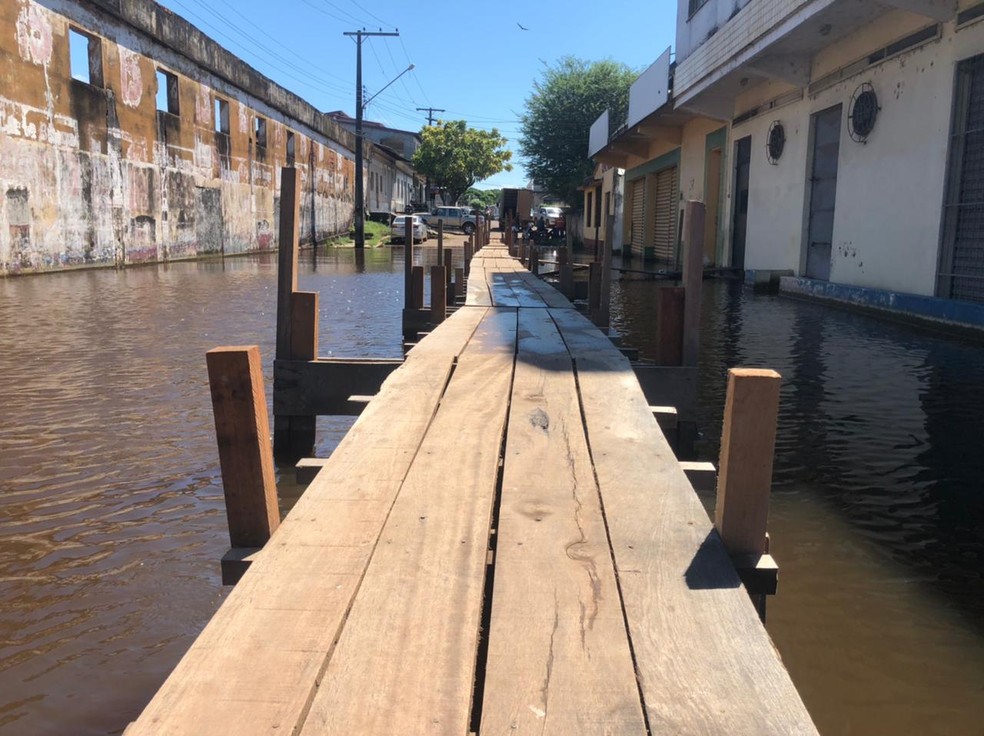 Ruas de Itacoatiara seguem inundadas pelas águas do Rio Amazonas — Foto: Leandro Marques/ Rede Amazônica