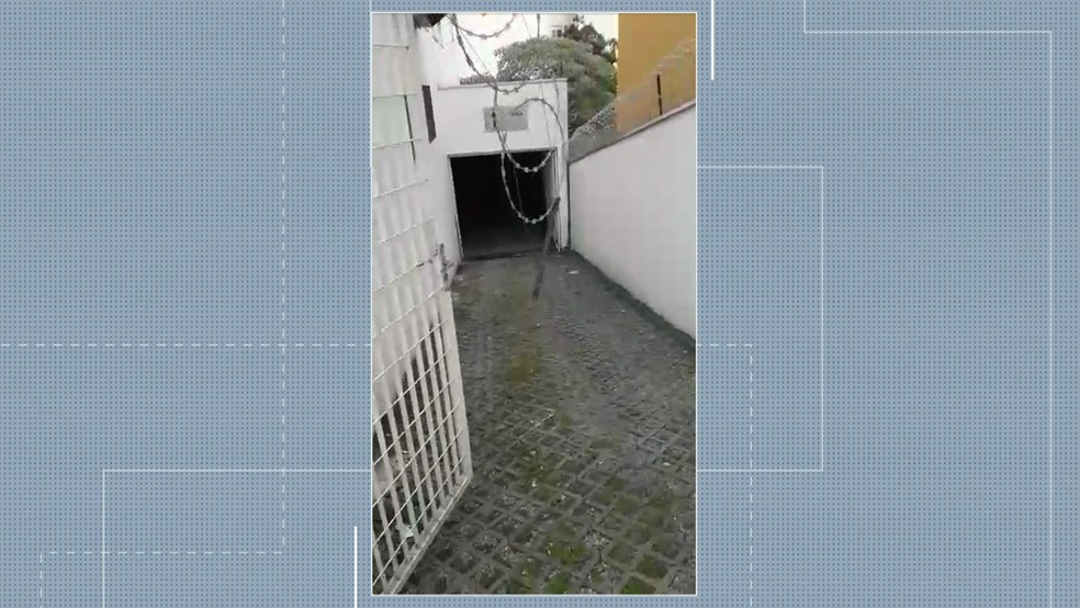 Bandidos arrombavam os portões dos estacionamentos, colocavam novos cadeados e furtavam as agências bancárias — Foto: Reprodução/TV Globo