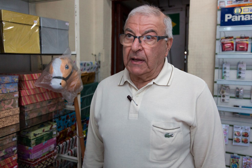 Celso Augusto Jabur, dono de uma papelaria na Vila Guilherme, Zona Norte de São Paulo, pegou carona na falta de produtos dos Correios (Foto: Marcelo Brandt/G1)
