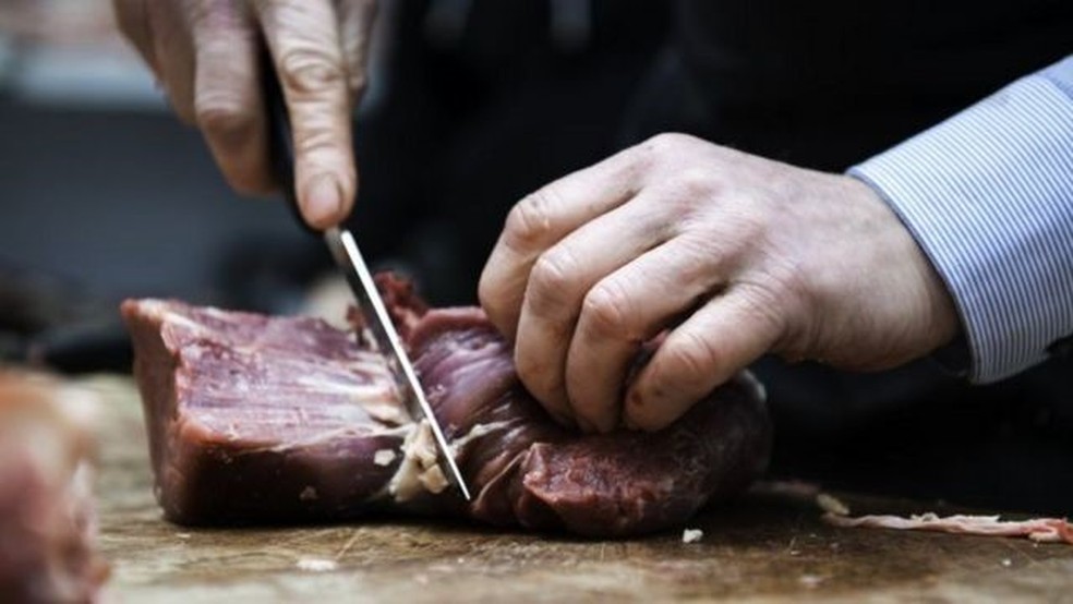 Imagem de pedaço de carne sendo cortado — Foto: Getty Images/Via BBC