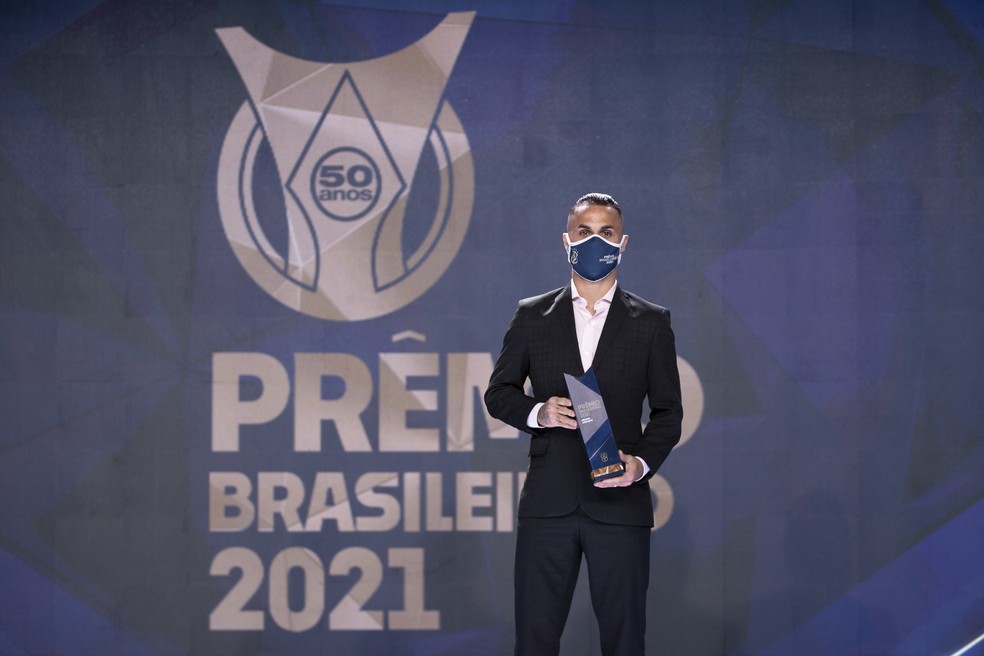 Michael com Prêmio do Brasileirão 2021 — Foto: Lucas Figueiredo/CBF