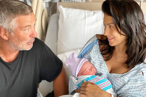 Alec Baldwin e Hilaria Baldwin com o filho Eduardo (Foto: Instagram)