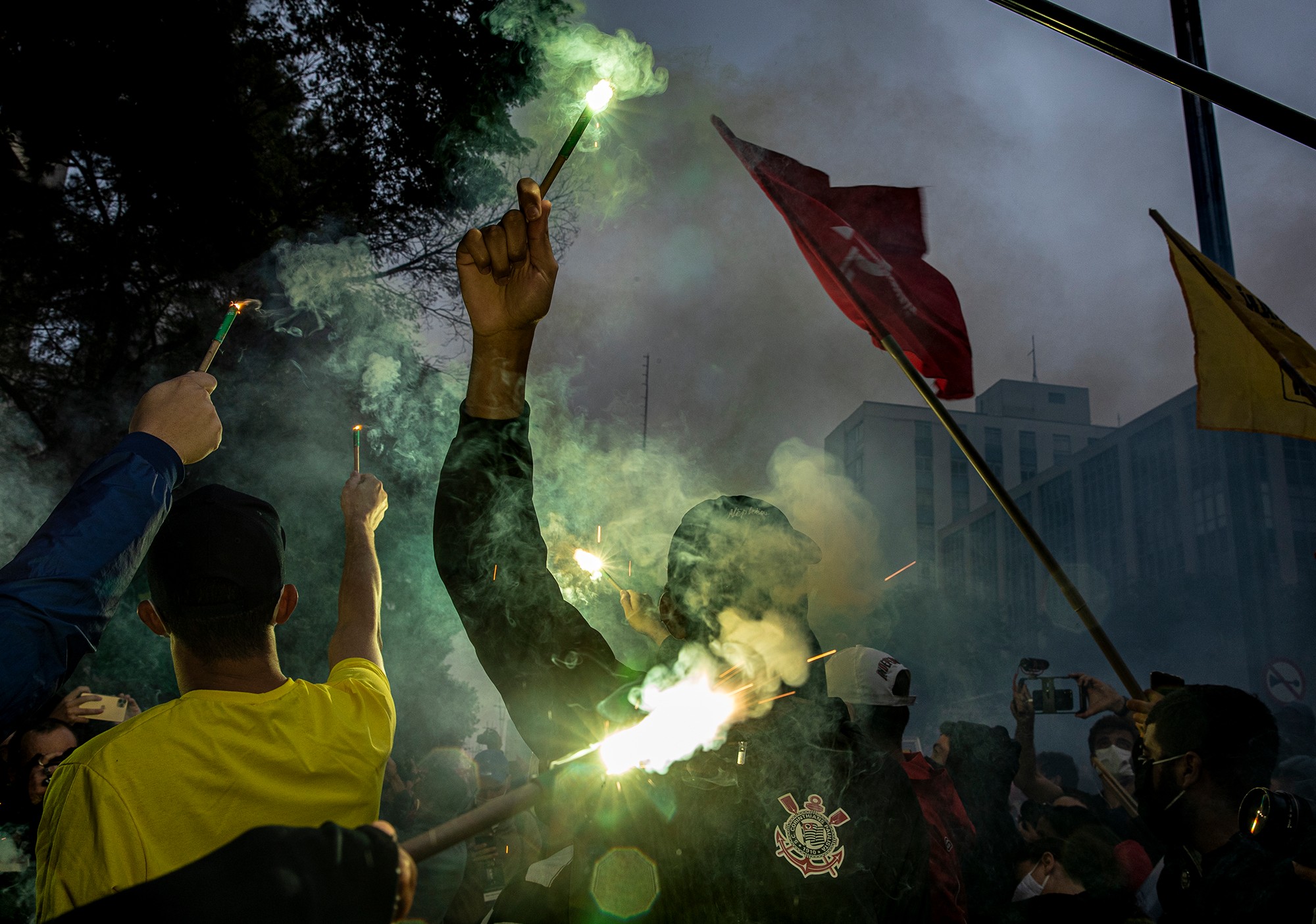 Gol pela democracia: Em manifestação na Av. Paulista pela democracia, no mês de junho, torcedor corinthiano se une a grupo de palmeirenses (Foto: Caio Guatelli)