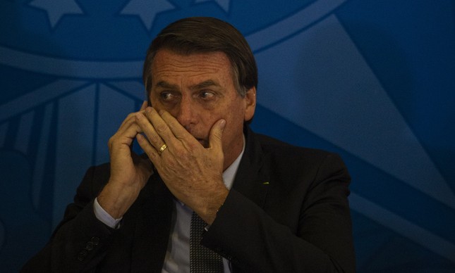 Bolsonaro fala ao telefone durante cerimônia em Brasília, em julho de 2019