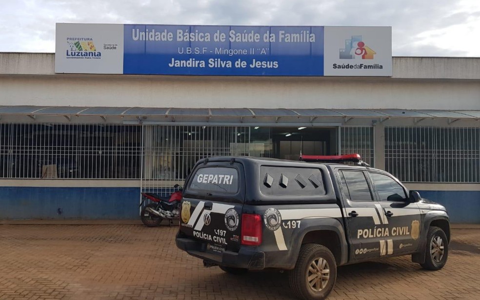 Polícia faz busca em unidade de saúde de Luziânia — Foto: Reprodução/TV Anhanguera