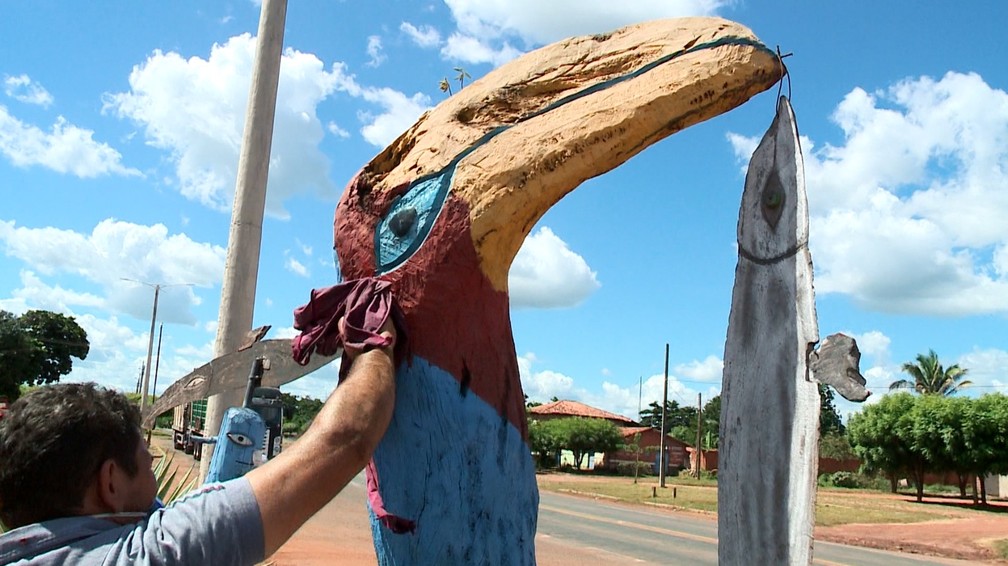 Artesão cria esculturas a partir de troncos de árvores para enfeitar entrada de Cocal de Telha, no Piauí — Foto: TV Clube