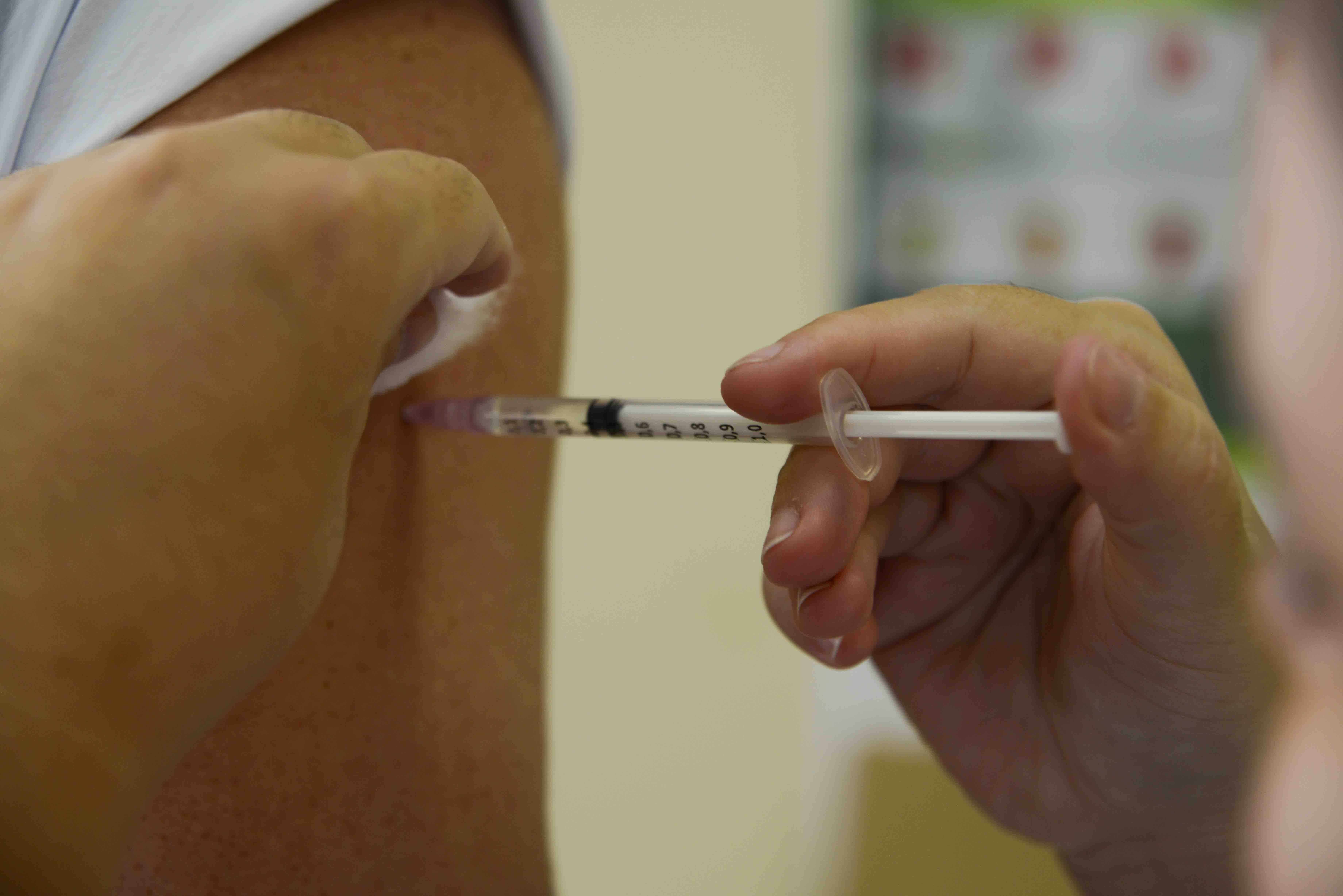 Clínica particular denunciada por aplicar vacinas vencidas em pacientes é investigada em SC