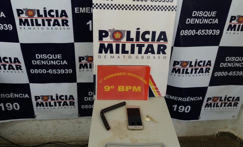 Com ele, a PM apreendeu o celular da vítima, um cano e uma porção de cocaína — Foto: Polícia Militar/Divulgação
