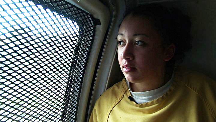 Cyntoia Brown, agora com 30 anos, cumpriu 15 anos de prisão por um assassinato em 2004. Na foto, Cyntoia indo para o tribunal durante seu julgamento criminal em 2006, em uma cena do documentário 'Me Facing Life: Cyntoia’s Story' (Foto: Divulgação)
