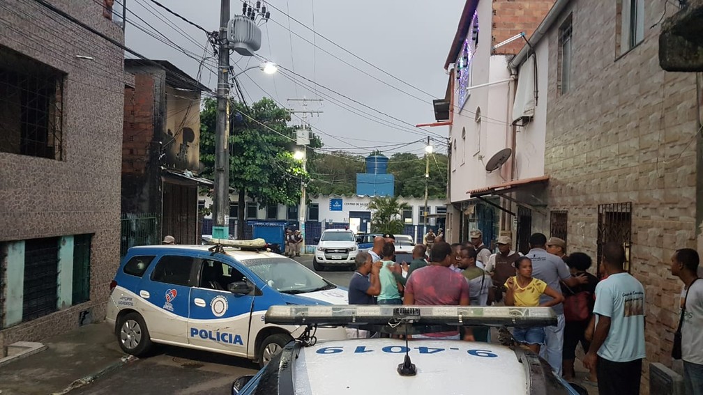 Servidores foram feitos reféns após homens que trocaram tiros com a polícia invadirem posto — Foto: Jony Torres/ TV Bahia
