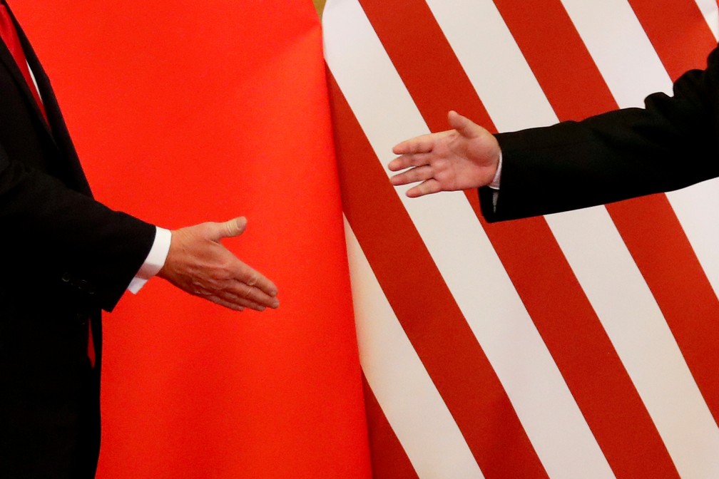 Presidente da China, Xi Jinping, e presidente dos EUA, Donald Trump, se cumprimentam em imagem de novembro de 2017. â Foto: Damir Sagolj/Reuters