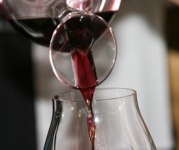 Close up of a wine pour. (Foto: Getty Images)