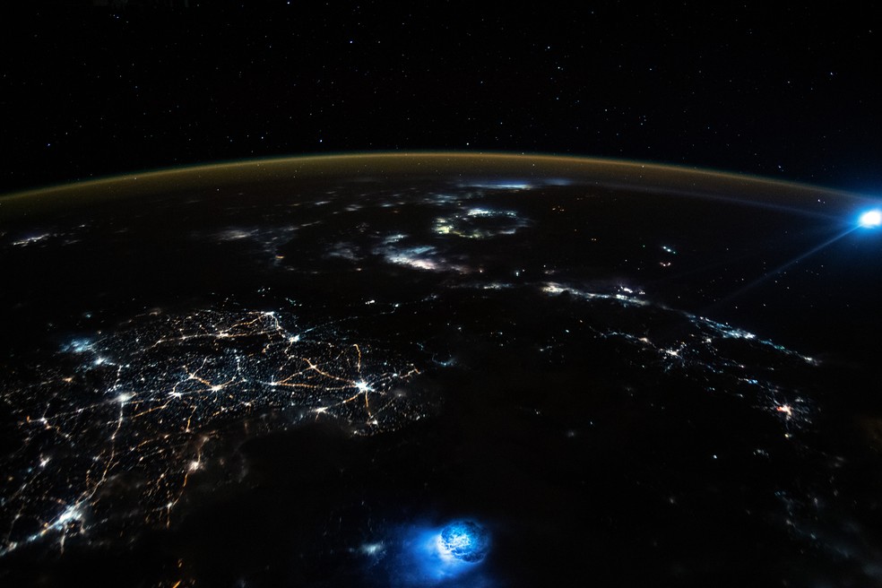 Duas bolas azuis são vistas em foto registrada por astronauta a bordo da Estação Espacial Internacional — Foto: NASA Earth Obsrvatory