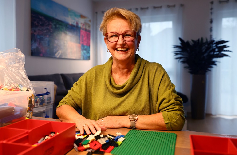 Rita Ebel, apelidada de "vovó Lego", constróirampas para cadeira de rodas com peças Lego doadas — Foto: Kai Pfaffenbach/Reuters