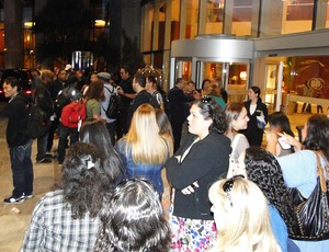 fãs de músicos na porta do hotel do Atlético-MG (Foto: Leonardo Simonini / Globoesporte.com)