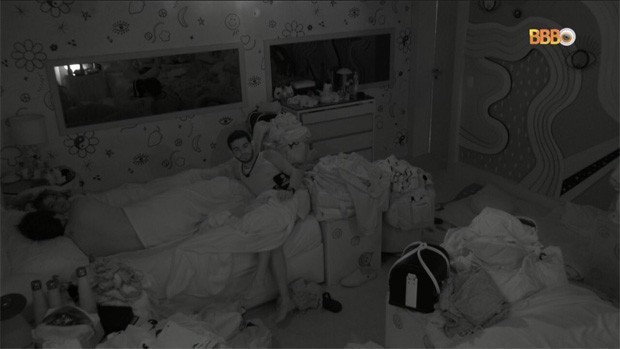 Viny senta na cama de Maria e Eliezer e internet vai à loucura (Foto: TV Globo)