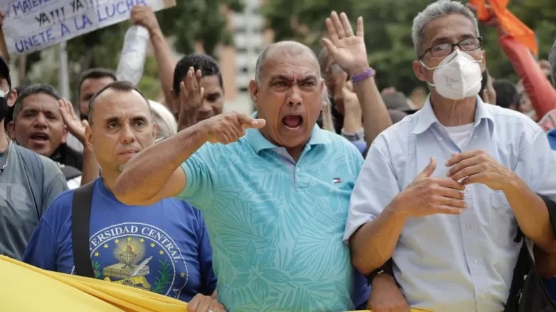 Muitos funcionários públicos se mobilizaram na Venezuela para exigir melhores salários (Foto: Getty Images via BBC News Brasil)