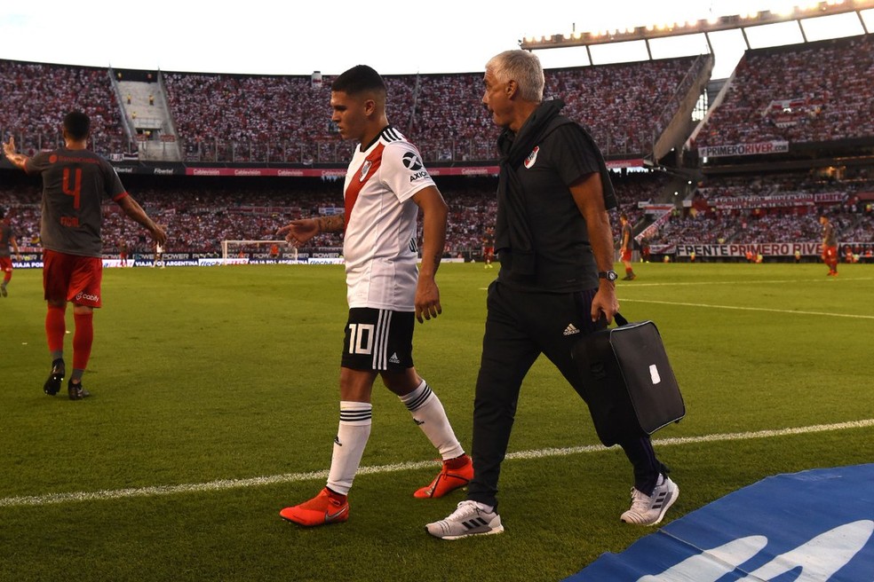 Quintero, do River Plate, deixa o gramado do Monumental de NÃºÃ±ez mancando bastante â€” Foto: DivulgaÃ§Ã£o / River Plate