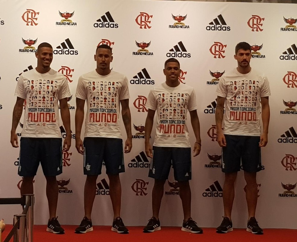 Vinicius, Gabriel Batista, Pedro Rocha e Gustavo Henrique na apresenta&ccedil;&atilde;o dos uniformes de treino do Flamengo &mdash; Foto: Fred Huber