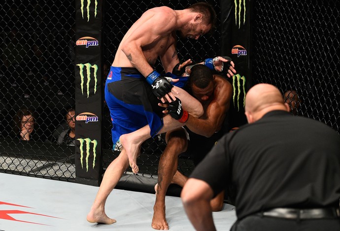 Tim Means x Alex Cowboy UFC 207 (Foto: Getty Images)