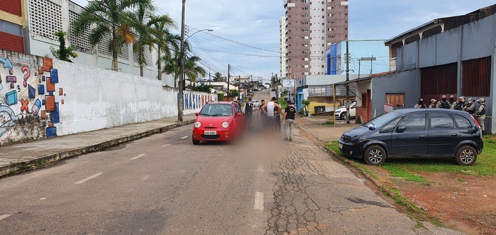 Homem vai até casa da ex com facão e é morto a tiros pelo atual namorado dela, um policial penal do AC — Foto: Andryo Amara/Rede Amazônica