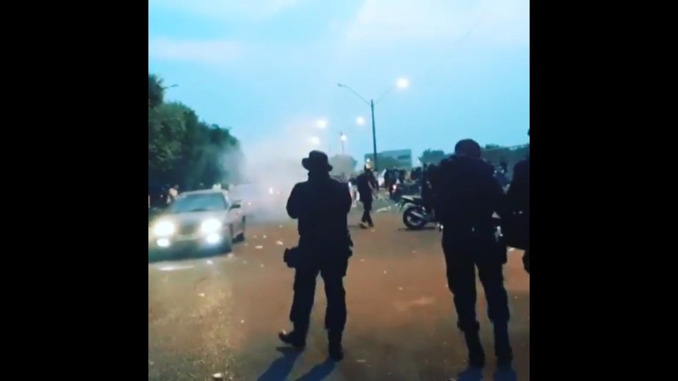 Policiais lançam gás para dispersar público aglomerado — Foto: Reprodução