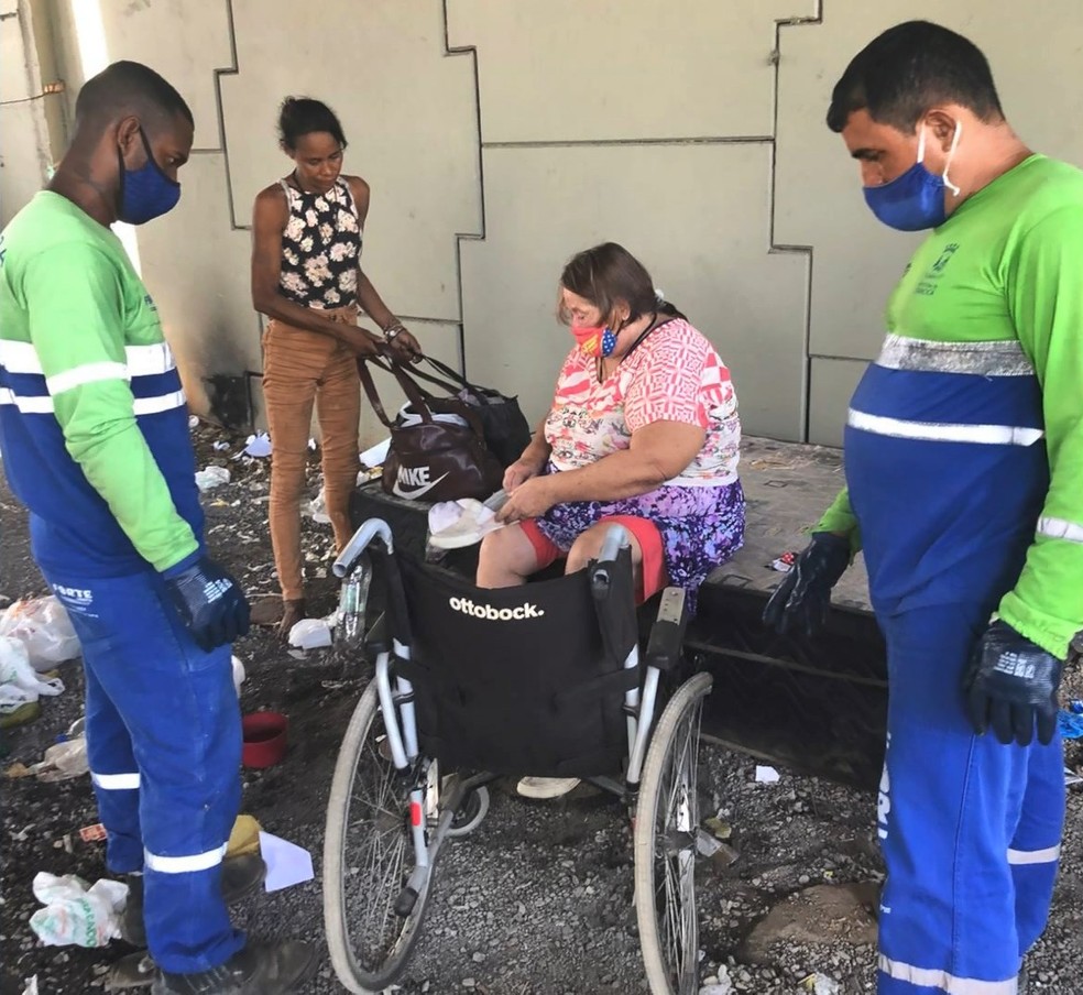 Funcionários da prefeitura retiraram cadeirante e o filho dela debaixo de viaduto — Foto: Reprodução/TV Gazeta