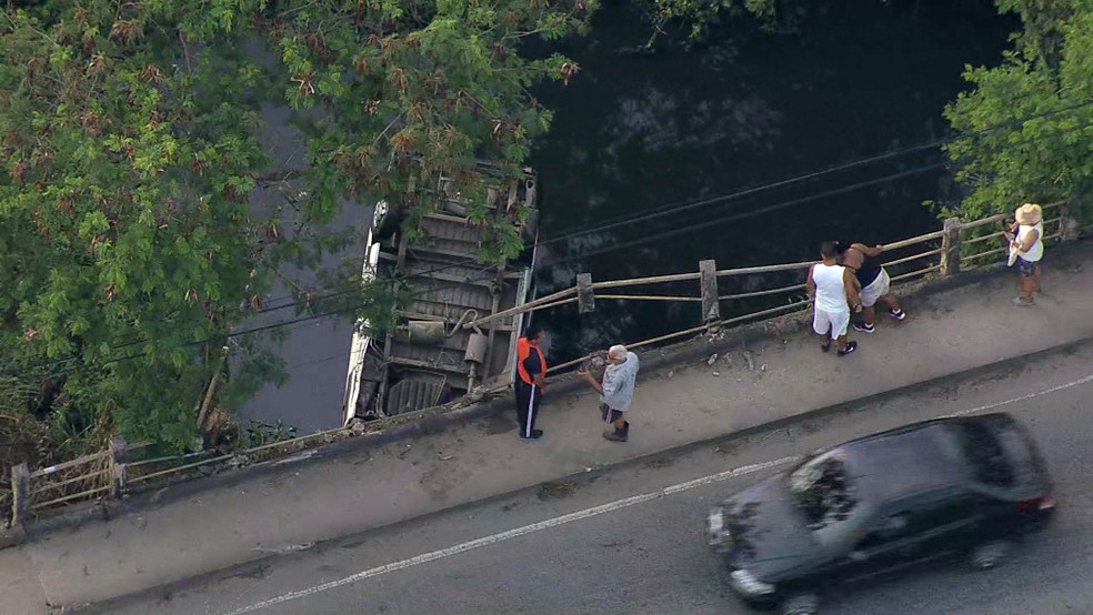 Van cai em canal de Santa Cruz — Foto: Reprodução/TV Globo