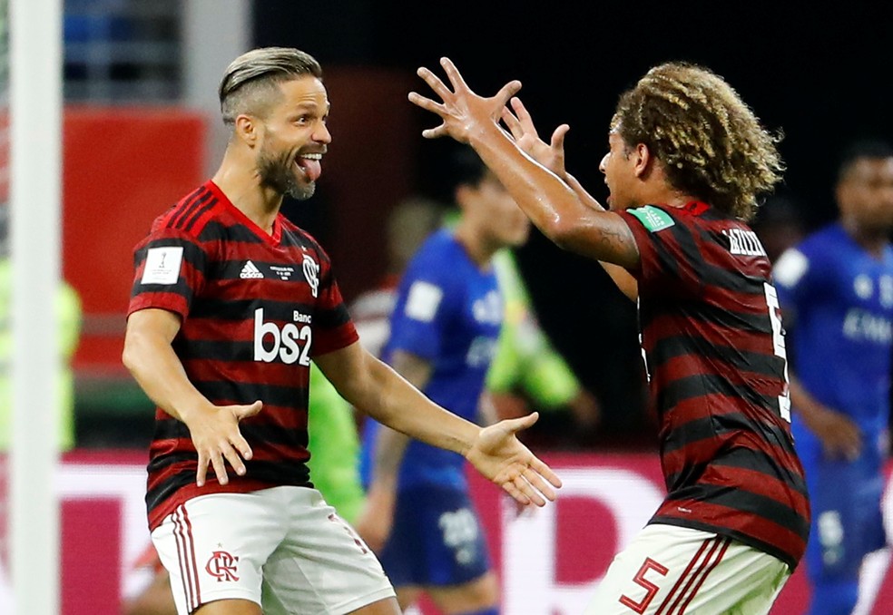 Diego comemora com Arão: camisa 10 voltou a entrar bem e ajudou o Flamengo na virada contra o Al Hilal — Foto: REUTERS/Kai Pfaffenbach