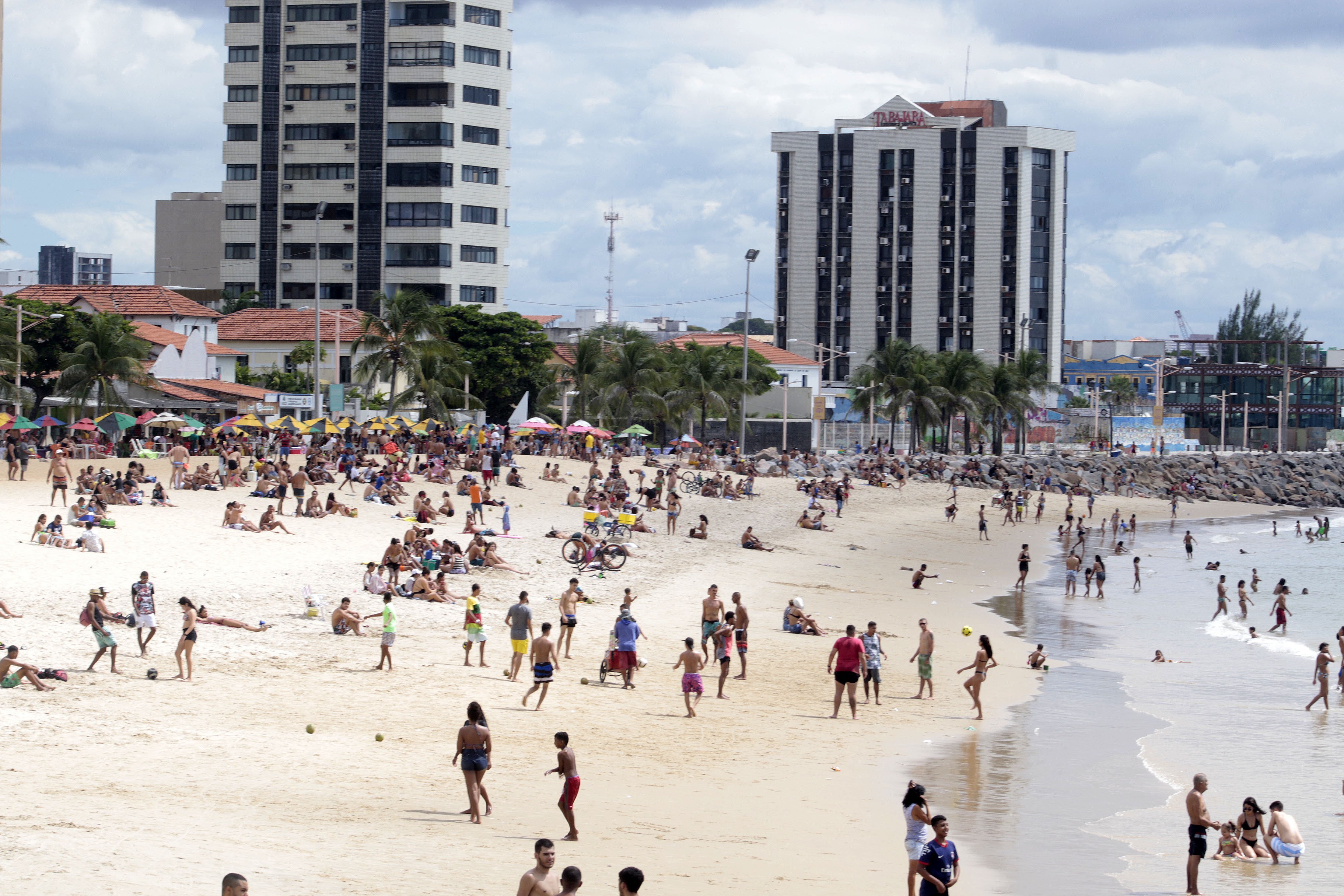Fortaleza tem 12 trechos de praia próprios para banho de mar neste fim de semana