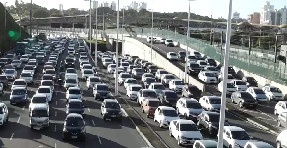 Interdição na Av. ACM causa longo congestionamento em Salvador, após motorista atingir poste — Foto: Reprodução/TV Bahia
